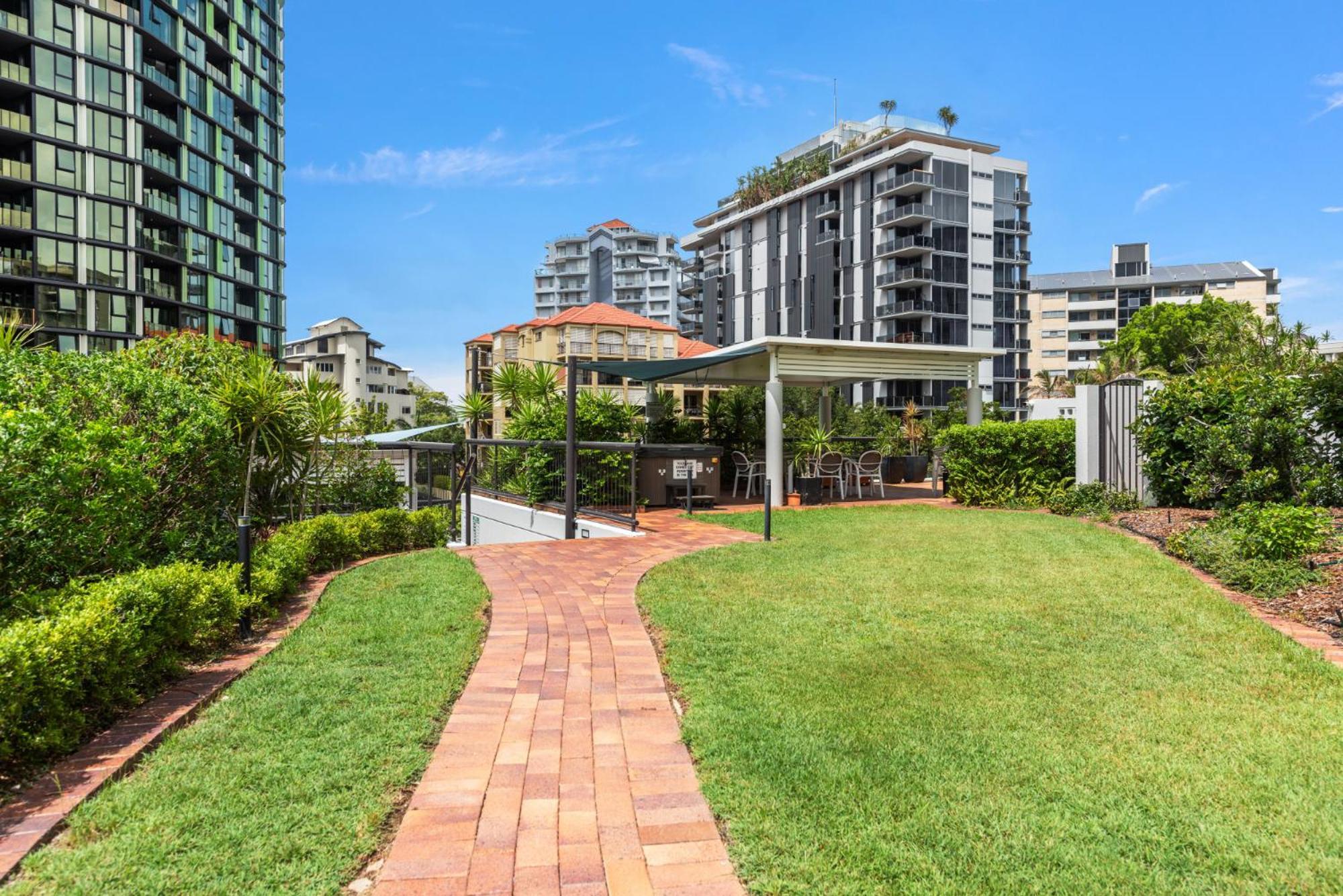 Lavish 3-Bed With Wraparound Balcony And Pool Apartment Brisbane Luaran gambar