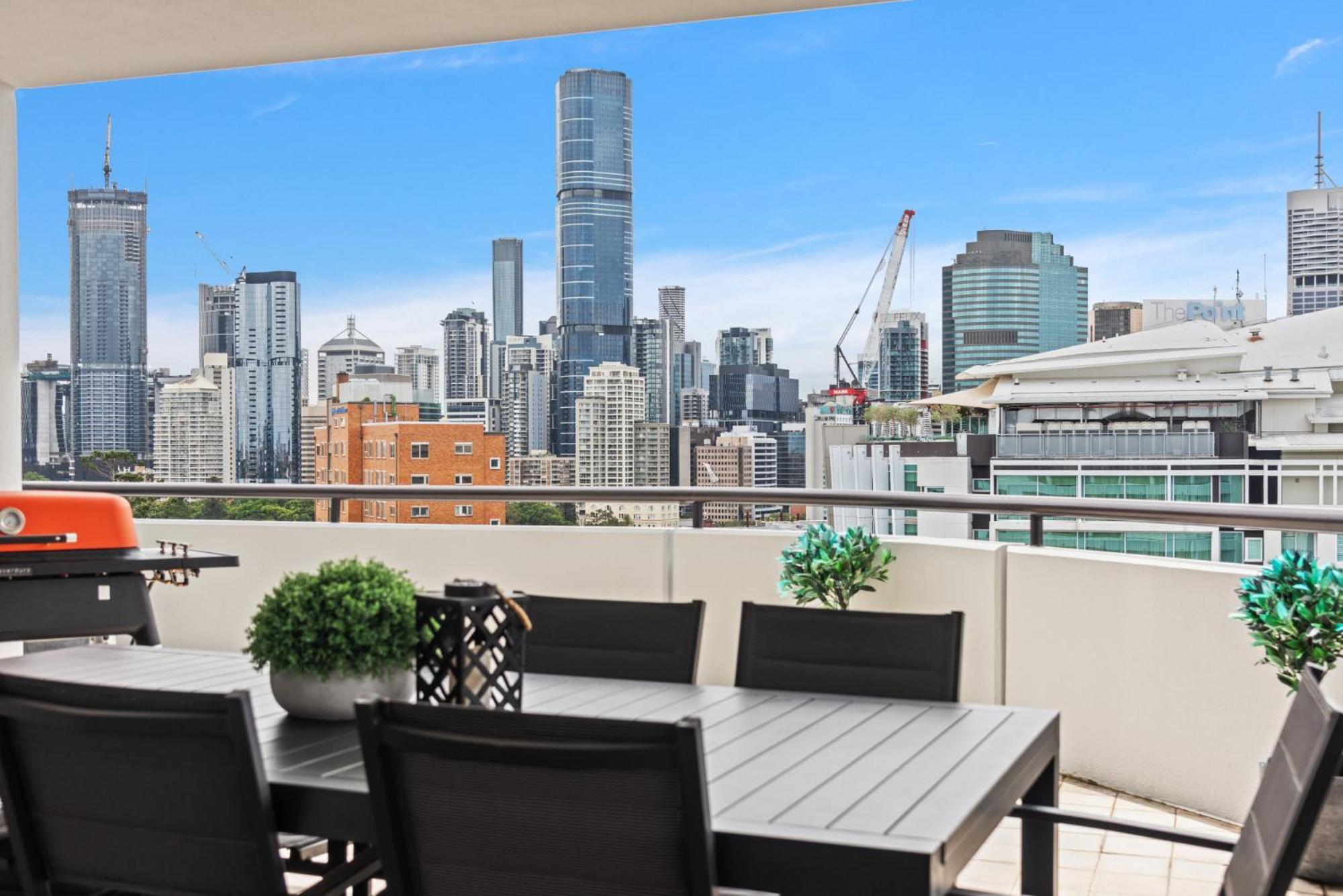 Lavish 3-Bed With Wraparound Balcony And Pool Apartment Brisbane Luaran gambar
