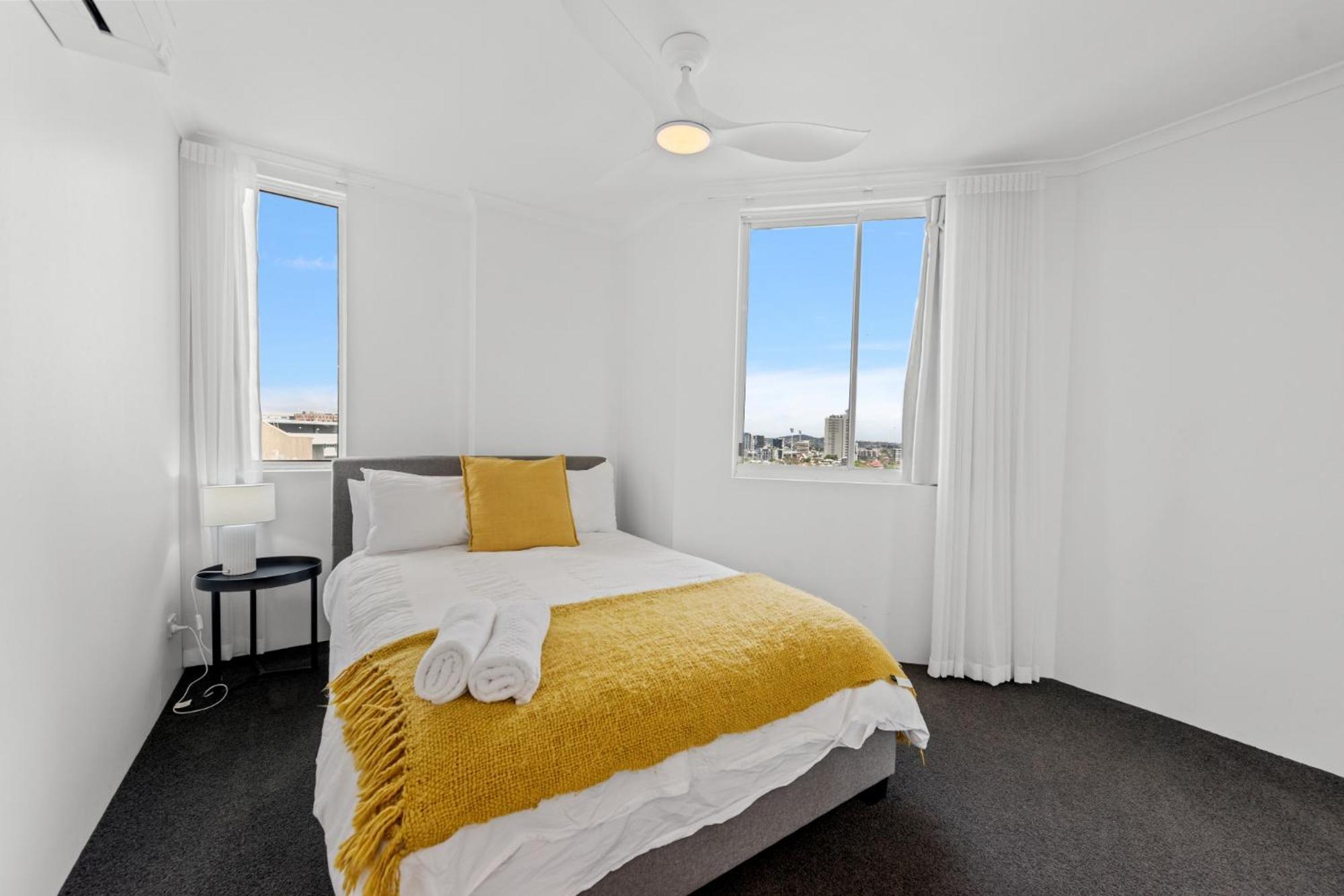 Lavish 3-Bed With Wraparound Balcony And Pool Apartment Brisbane Luaran gambar