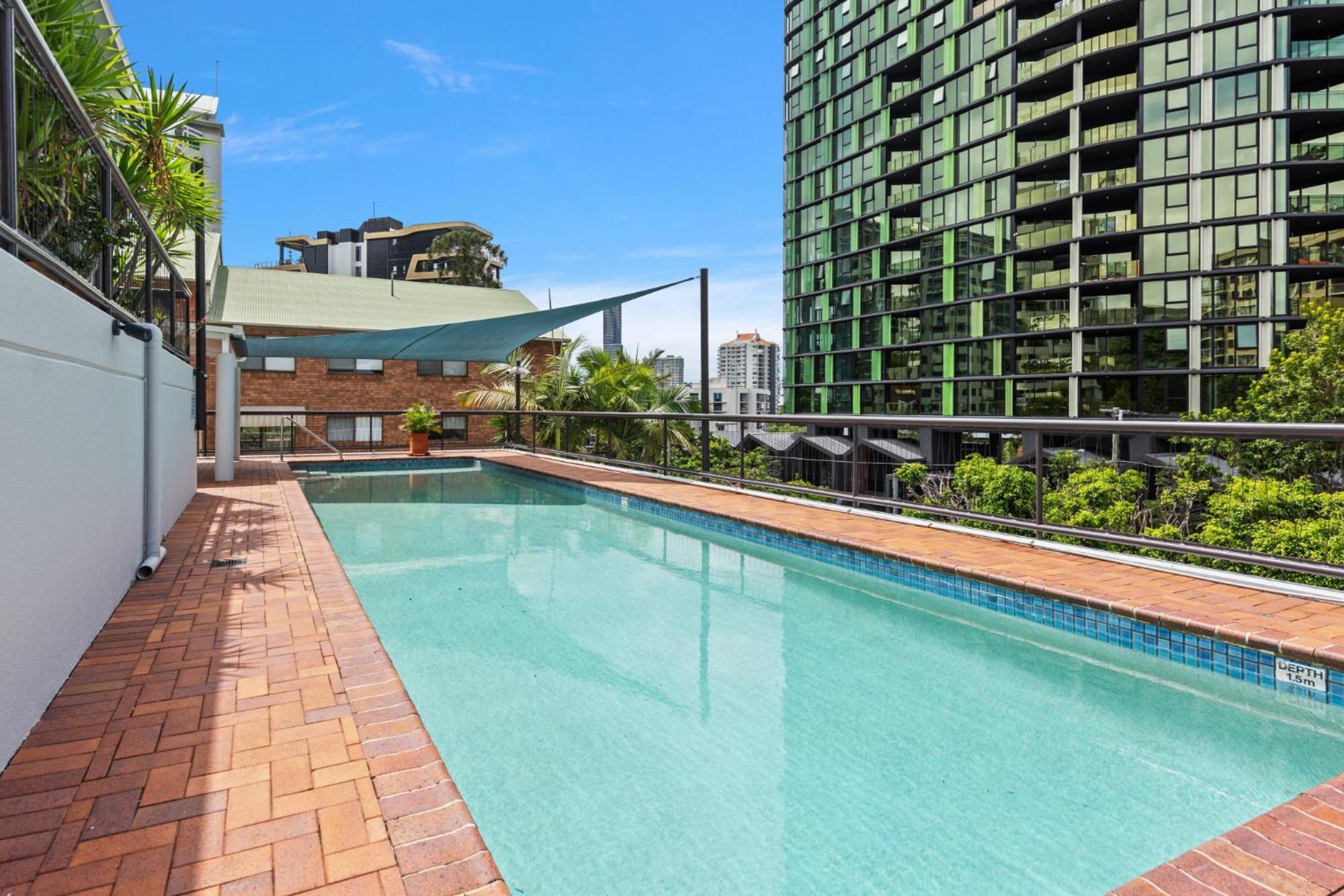 Lavish 3-Bed With Wraparound Balcony And Pool Apartment Brisbane Luaran gambar